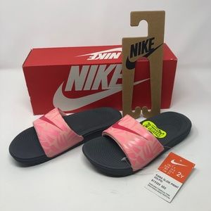 NIKE Kawa Slide Print Kids-Dark Grey/Tropical Pink Sandals